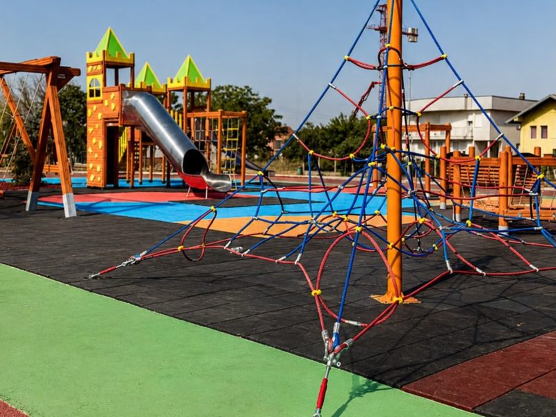 Aire de jeux en bois avec tours, toboggans et parcours de grimpe