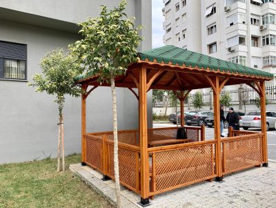 Kiosque en bois et espace de détente au jardin — Elysee