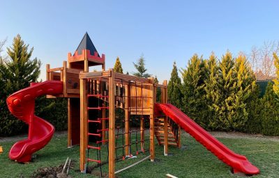 Aire de jeux en bois sur le thème du château — Elysee