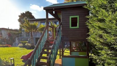 Maisonnette de jeux en bois sur pilotis — Elysee