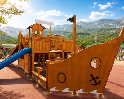 Aire de jeux en bois sur le thème du bateau — Elysee