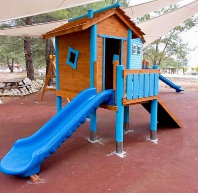 Maisonnette en bois avec toboggan bleu — Elysee