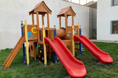 Aire de jeux en bois sur le thème des lettres et des livres — Elysee