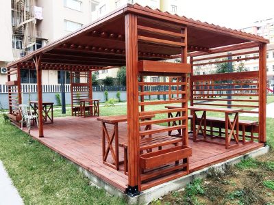 Kiosque en bois et espace de détente au jardin — Elysee