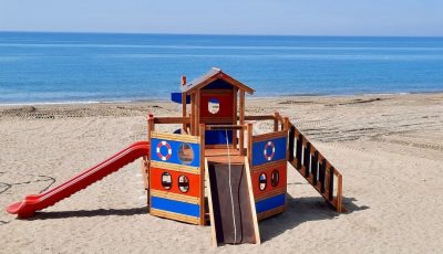 Bateau de jeux en bois en bord de plage — Elysee