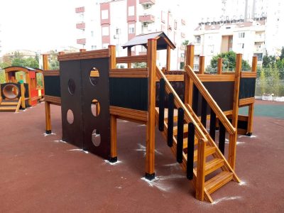 Aire de jeux en bois avec panneaux foncés — Elysee
