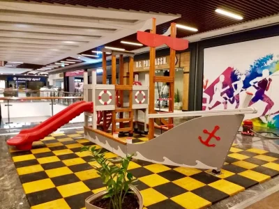 Structure de jeux en bois en forme de bateau — Elysee
