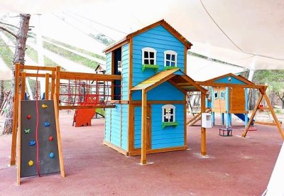 Maisonnettes en bois et passerelles de jeu — Elysee