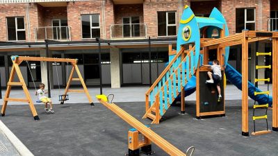 Aire de jeux en bois sur le thème de la fusée — Elysee