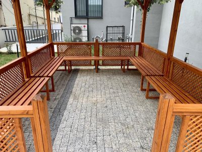 Banquettes à l’intérieur d’un kiosque en bois — Elysee