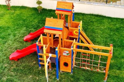 Aire de jeux en bois sur le thème des lettres et des livres — Elysee
