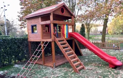 Maisonnette en bois avec toboggan — Elysee
