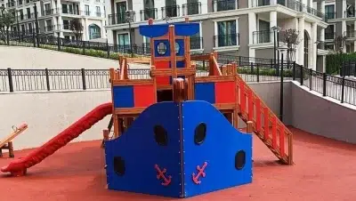 Structure de jeux en bois en forme de bateau — Elysee