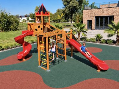 Tour de jeux en bois avec toboggans en spirale et droit — Elysee