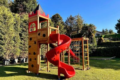 Château de jeux en bois avec toboggans rouges — Elysee