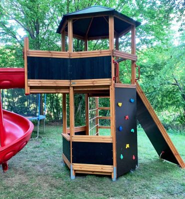 Aire de jeux en bois avec panneaux foncés — Elysee