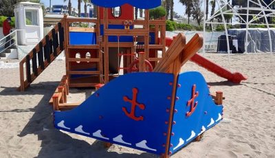 Bateau de jeux en bois en bord de plage — Elysee