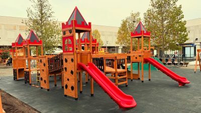 Aire de jeux en bois sur le thème du château — Elysee