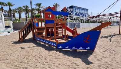 Bateau de jeux en bois en bord de plage — Elysee