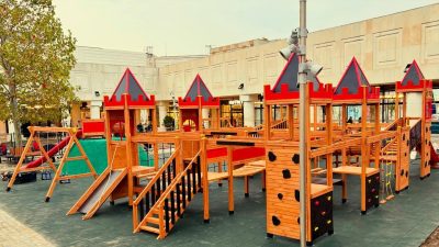 Aire de jeux en bois sur le thème du château — Elysee
