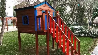 Maisonnette en bois avec toboggan — Elysee