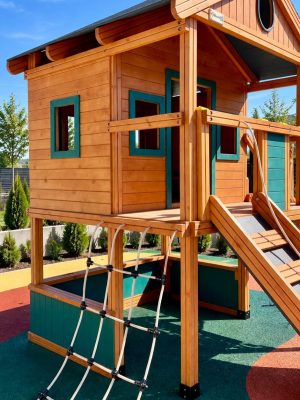 Maisonnette en bois avec rampe d’escalade — Elysee