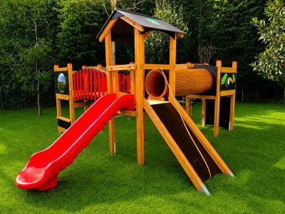 Aire de jeux en bois avec toboggans rouges — Elysee