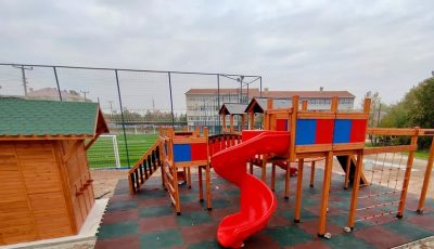 Aire de jeux en bois avec toboggans rouges — Elysee