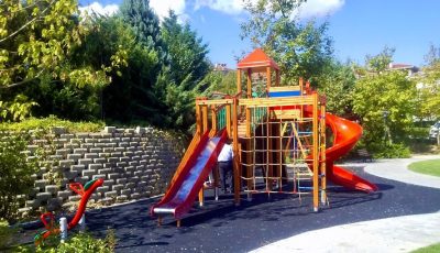 Aire de jeux en bois avec toboggans rouges — Elysee