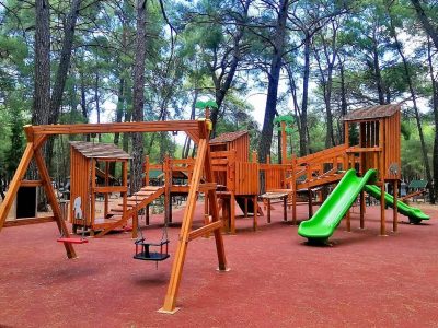 Balançoires et espace de jeux en bois — Elysee