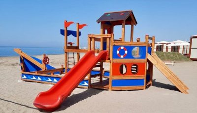 Bateau de jeux en bois en bord de plage — Elysee