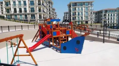 Structure de jeux en bois en forme de bateau — Elysee