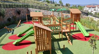 Aire de jeux en bois naturel avec toboggans verts — Elysee