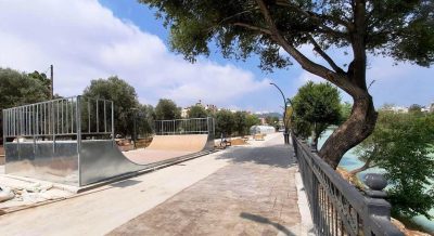 Skatepark et rampes de glisse en plein air — Elysee