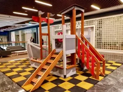 Structure de jeux en bois en forme de bateau — Elysee