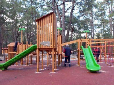Aire de jeux en bois naturel avec toboggans verts — Elysee