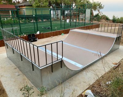 Skatepark et rampes de glisse en plein air — Elysee