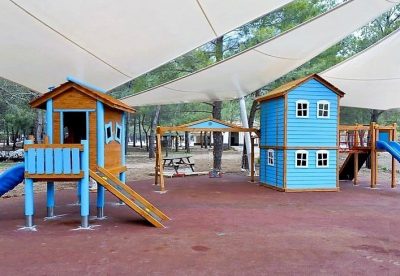Maisonnettes en bois et passerelles de jeu — Elysee