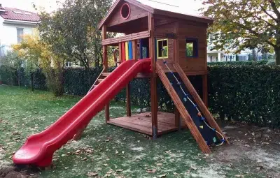 Maisonnette en bois avec toboggan — Elysee