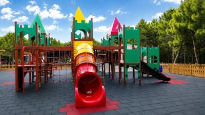 Château de jeux avec toboggan tubulaire — Elysee