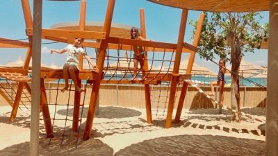 Espace de jeux d’aventure en bois sur la plage — Elysee