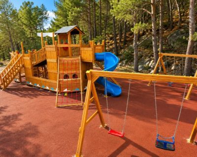 Aire de jeux en bois sur le thème du bateau — Elysee
