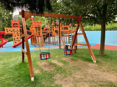 Balançoires et espace de jeux en bois — Elysee