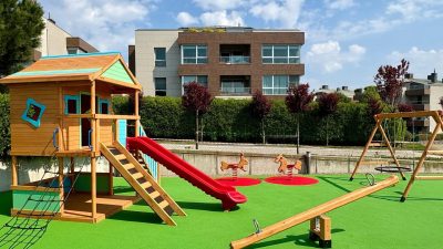 Maisonnette en bois avec toboggan rouge — Elysee