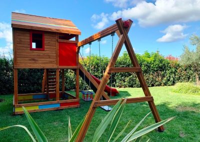 Balançoires et espace de jeux en bois — Elysee