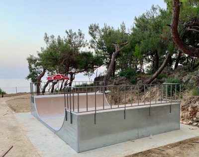 Skatepark et rampes de glisse en plein air — Elysee