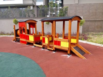 Structure de jeux en bois sur le thème du train — Elysee