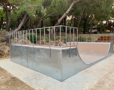 Skatepark et rampes de glisse en plein air — Elysee