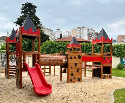 Aire de jeux en bois sur le thème du château — Elysee
