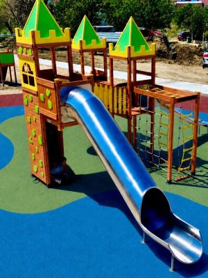 Aire de jeux en bois avec toboggans bleus — Elysee